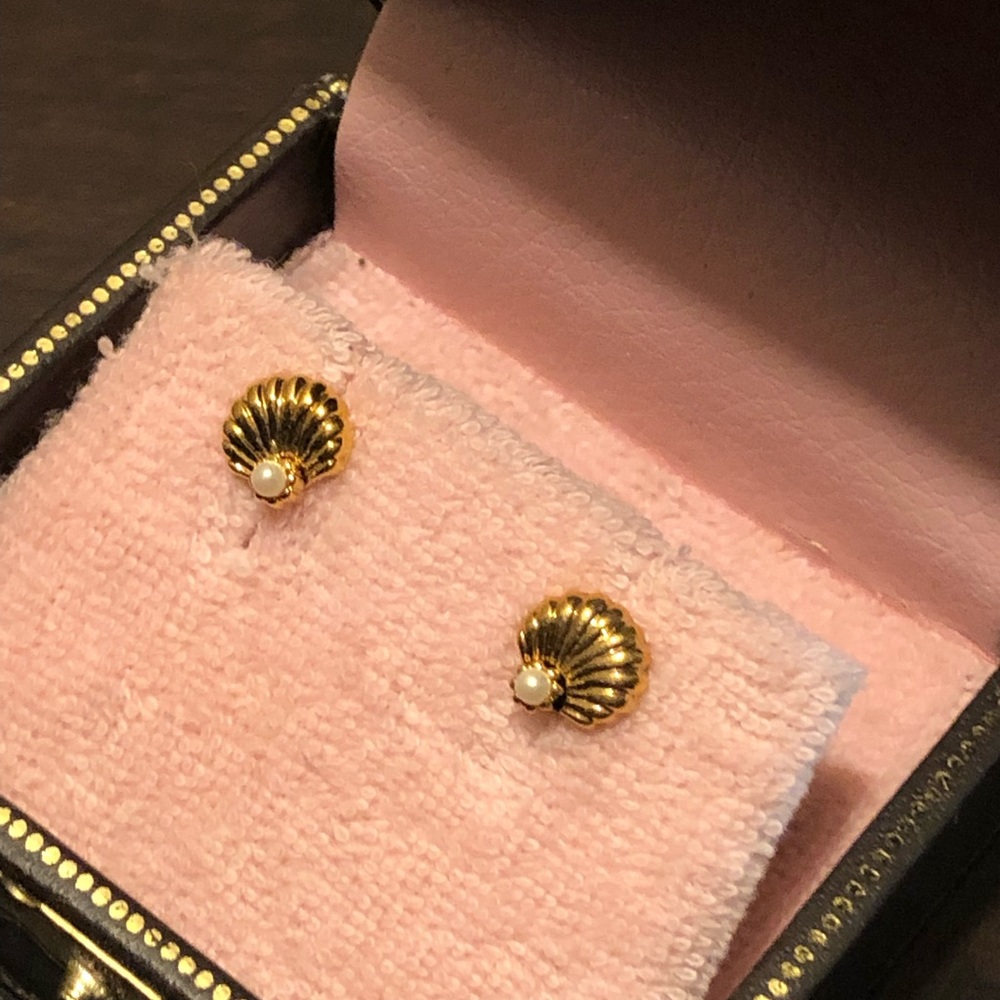 Juicy Couture seashell pearl stud earrings NIB